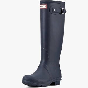 Hunter Original tall waterproof rubber rain boots. 💙